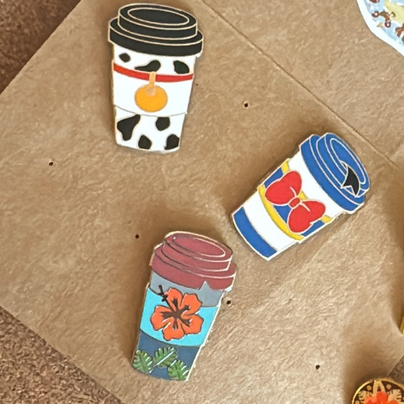 Disney Blue and White Coffee Cup tradeable pins - Picture 3 of 3